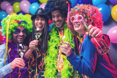 Karnaval veya yeni yıl kutlama parti kulüpte parti insanlar