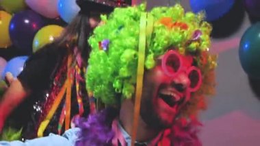 Karnaval veya yeni yıl kutlama parti kulüpte parti insanlar