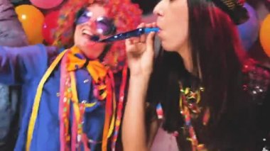 Karnaval veya yeni yıl kutlama parti kulüpte parti insanlar