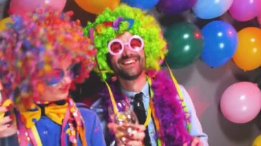 Karnaval veya yeni yıl kutlama parti kulüpte parti insanlar