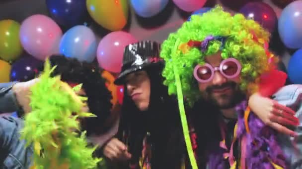 Festa Pessoas Comemorando Carnaval Ano Novo Clube Festa — Vídeo de Stock