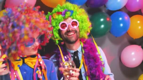 Festa Pessoas Comemorando Carnaval Ano Novo Clube Festa — Vídeo de Stock