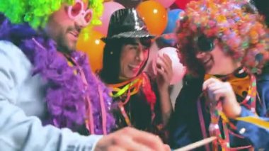 Karnaval veya yeni yıl kutlama parti kulüpte parti insanlar