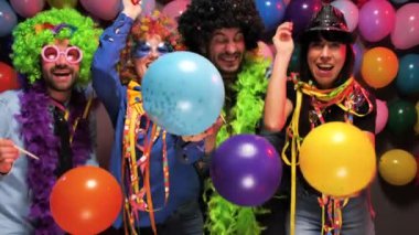 Karnaval veya yeni yıl kutlama parti kulüpte parti insanlar