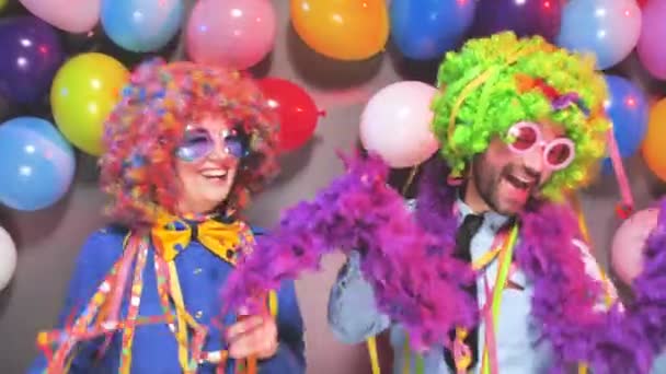 Festa Pessoas Comemorando Carnaval Ano Novo Clube Festa — Vídeo de Stock