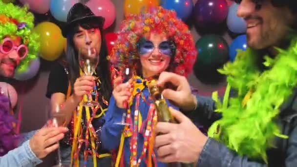 党の人々 の党クラブのカーニバルや新年を祝う — ストック動画