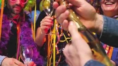 Karnaval veya yeni yıl kutlama parti kulüpte parti insanlar