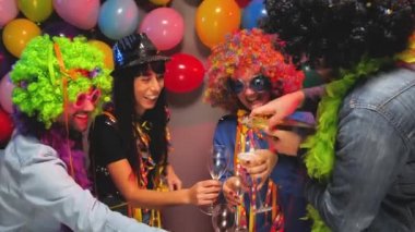 Karnaval veya yeni yıl kutlama parti kulüpte parti insanlar