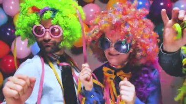 Karnaval veya yeni yıl kutlama parti kulüpte parti insanlar