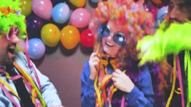 Karnaval veya yeni yıl kutlama parti kulüpte parti insanlar