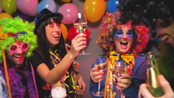 在聚会俱乐部庆祝狂欢节或新年的人们 — 图库视频影像
