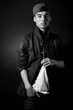 Şapkalı şık yakışıklı genç adam portresi