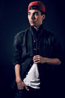 Şapkalı şık yakışıklı genç adam portresi
