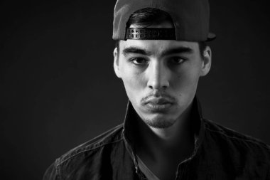 Şapkalı şık yakışıklı genç adam portresi