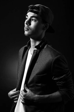 Şapkalı şık yakışıklı genç adam portresi