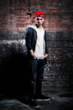 Şapkalı şık yakışıklı genç adam portresi