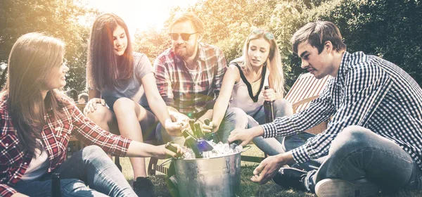 Jóvenes Amigos Felices Pasando Rato Juntos Sentados Hierba Bebiendo Cerveza — Foto de Stock