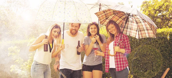 Freunde Hängen Draußen Halten Regenschirme Der Hand Und Grillen Garten — Stockfoto