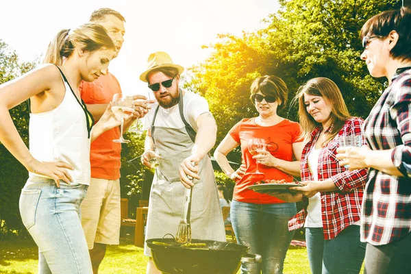 有一群朋友在户外花园烧烤 喝着烈性酒大笑 — 图库照片