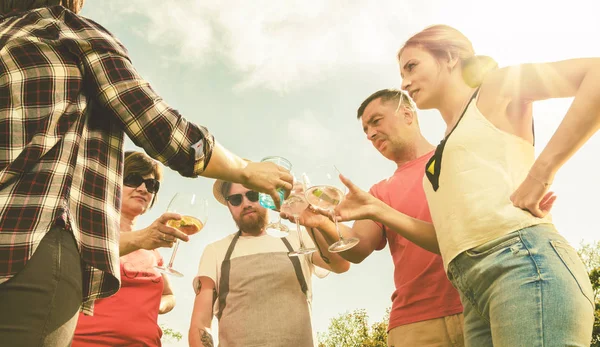 Gruppo Amici Con Barbecue All Aperto Risate Con Bevande Alcoliche — Foto Stock