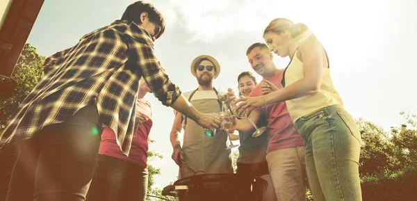 Grupo Amigos Con Barbacoa Aire Libre Risas Con Bebidas Alcohólicas —  Fotos de Stock