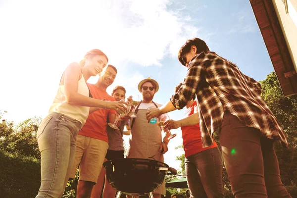 Gruppo Amici Con Barbecue All Aperto Risate Con Bevande Alcoliche — Foto Stock