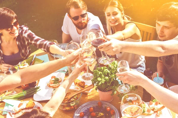 Gruppe Von Freunden Grillt Freien Und Lacht Bei Alkoholischen Weingetränken — Stockfoto