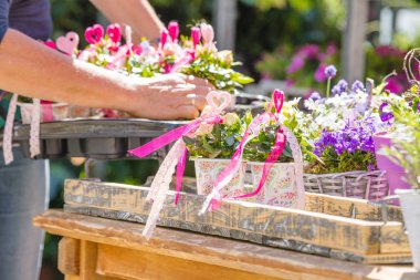 Kadın çiçekçi ya da çiçekçi dükkanı veya kreş, kırpılmış atış çalışma bahçıvan