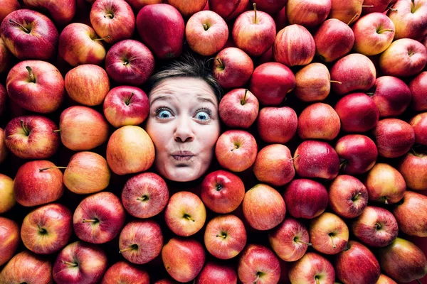 Industria Alimentaria Cara Una Joven Riéndose Avión Manzana Fondo Creativo — Foto de Stock