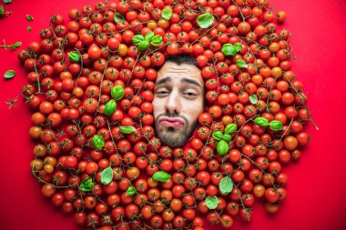 Adam domates, gıda sanayî için kavram. Domates yüzeyde duygusal adamın yüzünü
