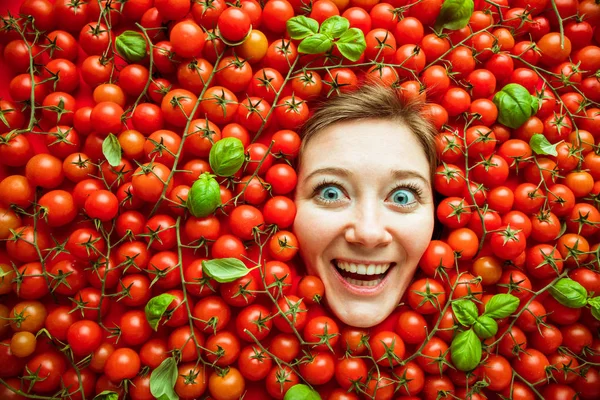 Kobieta Pomidorami Koncepcja Dla Przemysłu Spożywczego Twarz Roześmiany Kobiety Powierzchni — Zdjęcie stockowe