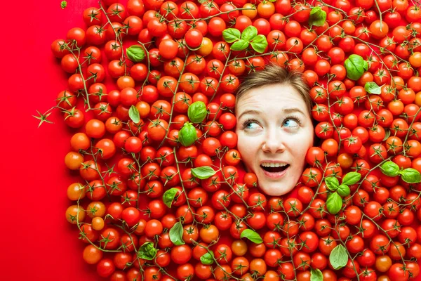 Kobieta Pomidorami Koncepcja Dla Przemysłu Spożywczego Twarz Roześmiany Kobiety Powierzchni — Zdjęcie stockowe
