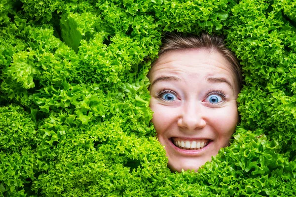 Довольно Веселая Молодая Женщина Позирует Свежими Зелеными Листьями Салата Концепция — стоковое фото