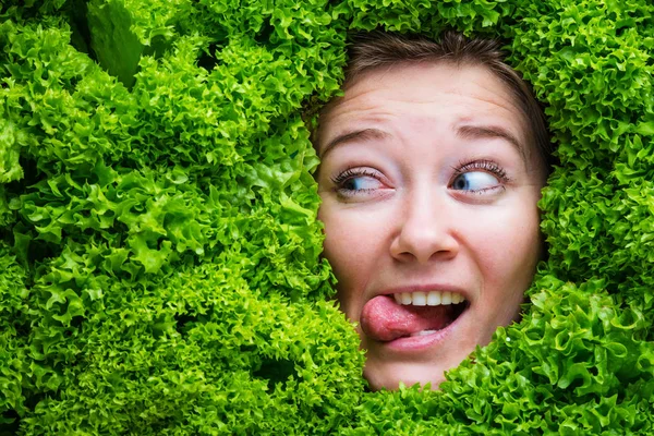 Досить Весела Молода Жінка Позує Свіжим Зеленим Листям Салату Здорове — стокове фото