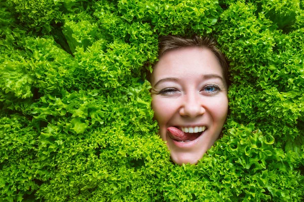Довольно Веселая Молодая Женщина Позирует Свежими Зелеными Листьями Салата Концепция — стоковое фото