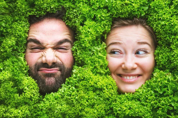 Emocional Jovem Mulher Posando Com Folhas Alface Verde Fresco Conceito — Fotografia de Stock