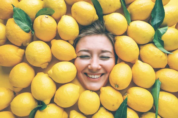 Женщина Лимонами Концепция Пищевой Промышленности Лицо Смеющейся Женщины Лимонной Поверхности — стоковое фото