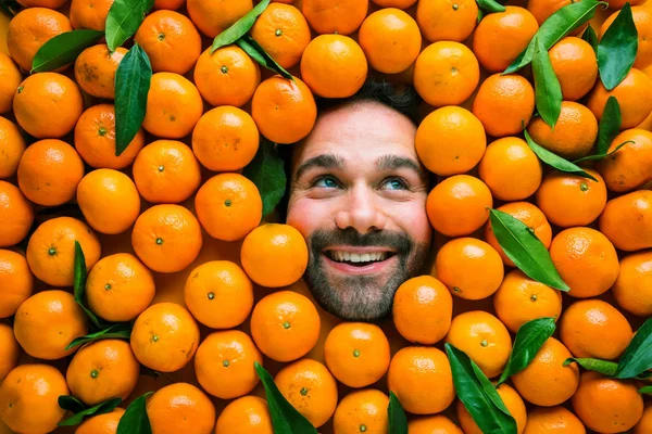 Homem Com Mandarinas Conceito Para Indústria Alimentar Cara Homem Rindo — Fotografia de Stock