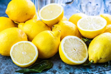 yakından görmek tüm ve yarıya taze limon yeşil ile mavi grunge yüzeye bırakır 