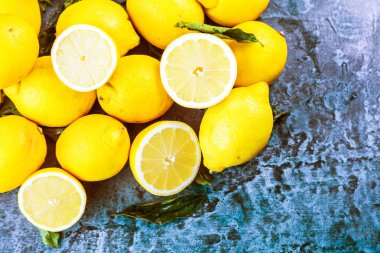 üstten görünüm taze bütün ve yarıya limon yeşil ile mavi grunge arka plan üzerinde bırakır