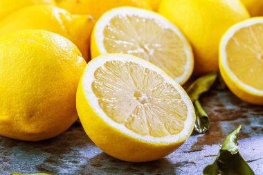 tablo, yakından görmek yeşil yaprakları ile taze olgun organik limon