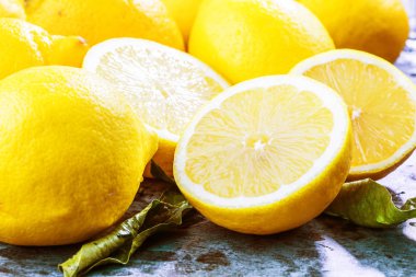 tablo, yakından görmek yeşil yaprakları ile taze olgun organik limon