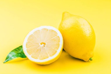 yeşil yaprak taze olgun tüm ve yarıya limon sarı görmek 