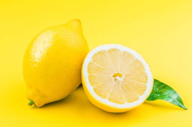 yeşil yaprak taze olgun tüm ve yarıya limon sarı görmek 