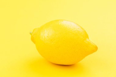 taze olgunlaşmış bütün limon sarı arka plan üzerinde görmek