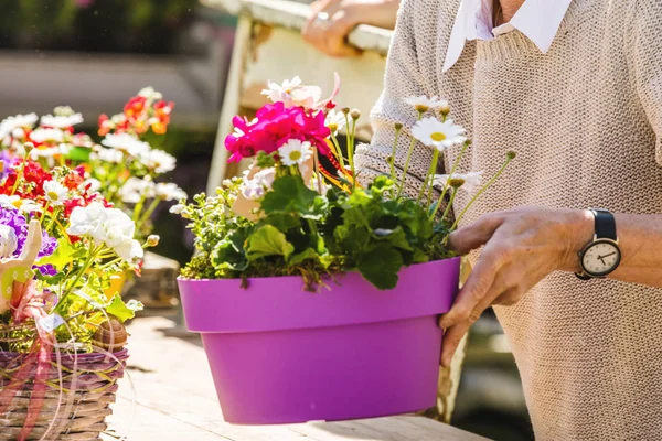 Gros Plan Vue Partielle Fleuriste Jardinier Travaillant Dans Fleuriste Une — Photo