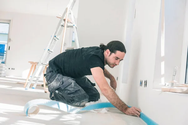 Profissional Trabalhador Colando Tira Isolamento Borda Durante Renovação Casa — Fotografia de Stock