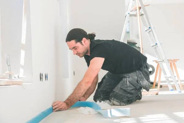 Profissional Trabalhador Colando Tira Isolamento Borda Durante Renovação Casa — Fotografia de Stock