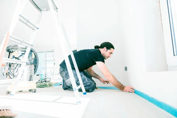 Arbeiter Kleben Randisolierstreifen Während Der Renovierung Ihres Hauses Haus Bau — Stockfoto