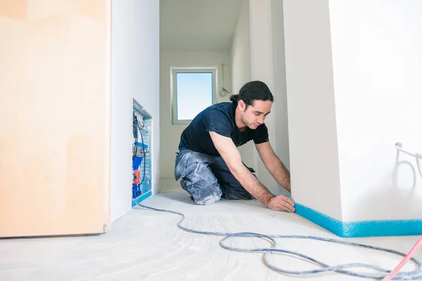 Trabalhador Colando Tira Isolamento Borda Durante Renovação Casa Casa Construção — Fotografia de Stock